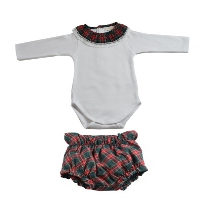 Conjunto de roupa para bebé com body branco e cueiro xadrez