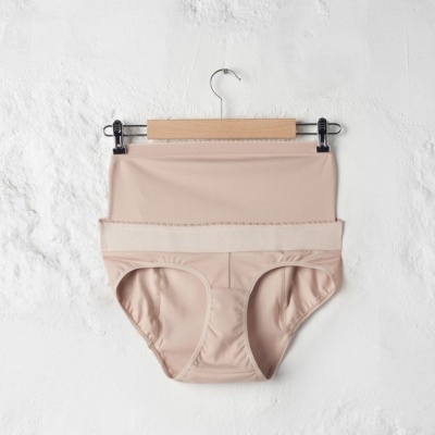 Cueca feminina bege com cintura alta pendurada em cabide