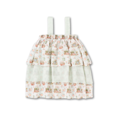 Vestido de criança com padrão de coelhos e flores e camadas de tecido às riscas