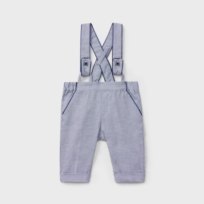 Calças de bebé azuis claras com suspensórios e bolsos laterais.