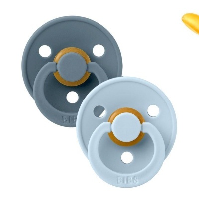 Duas chuchas BIBS cinzentas com anéis mostarda, fundo branco