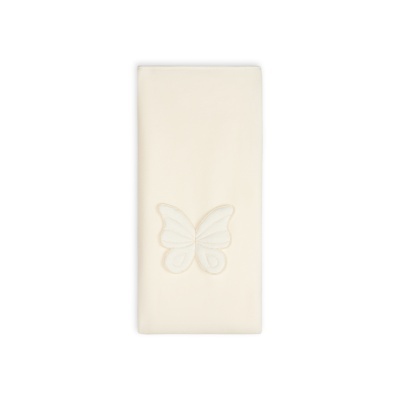 Colcha creme com bordado de borboleta