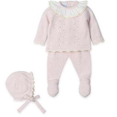 Conjunto de bebé rosa claro com camisola, calças e touca em malha.