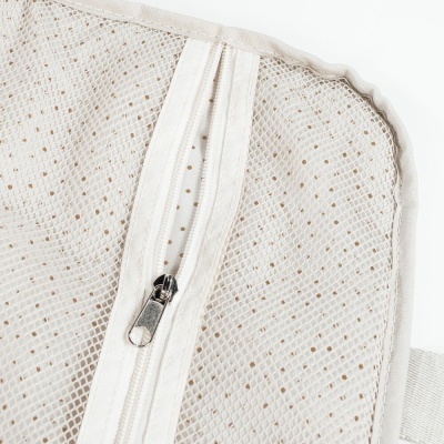 Fecho de correr branco em tecido creme com padrão de pontos dourados e textura em relevo