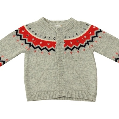 Camisola de malha cinza com padrão geométrico vermelho, preto e branco.