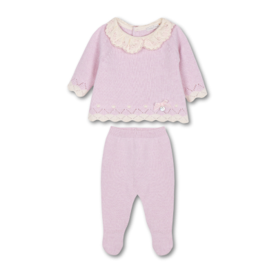 Conjunto de bebé em malha rosa claro com gola de renda creme.