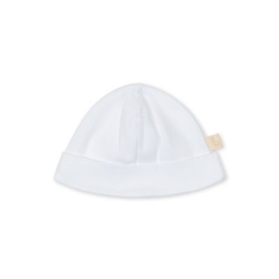 Gorro branco de tecido macio com dobra na base e etiqueta bege.
