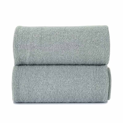 Duas mantas cinza claro com textura de malha grossa empilhadas