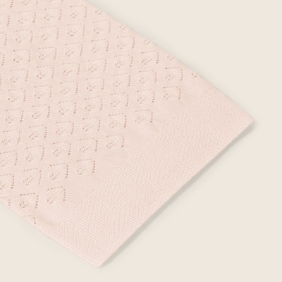 Manga de malha rosa claro com padrão geométrico e punho denso