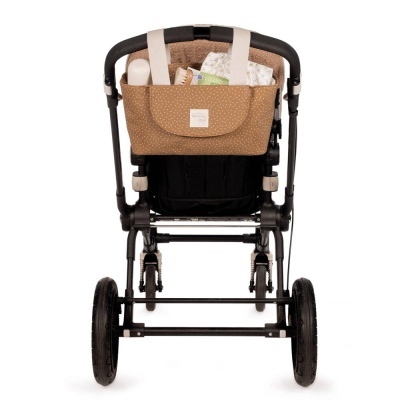 Carrinho de bebé com organizador castanho e bolinhas brancas visto de trás.