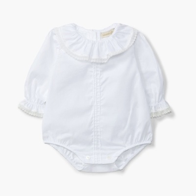 Body branco para bebé com gola redonda com folho e renda e mangas compridas.