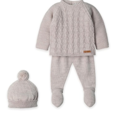 Conjunto de roupa de bebé em malha bege com camisola trançada, calças e gorro com pompom