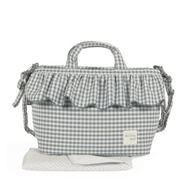 Mala xadrez cinza e branca com etiqueta Walking Mum em superfície branca