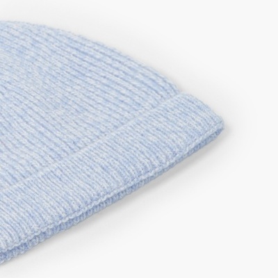 Gorro de malha azul clara com textura canelada dobrado