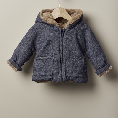 Casaco infantil cinza com capuz forrado a pelo castanho claro