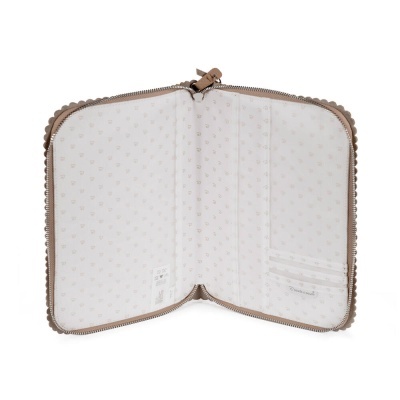 Estojo aberto com interior bege claro e divisórias para cartões