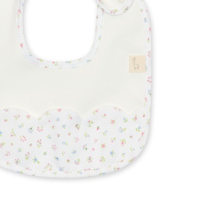 Babete branco com estampado floral e bordas vaguadas