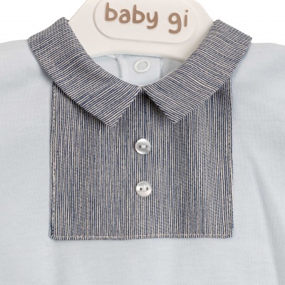 Roupa de bebé azul-claro com gola e pala riscada azul-escuro e branco em cabide 'baby gi'