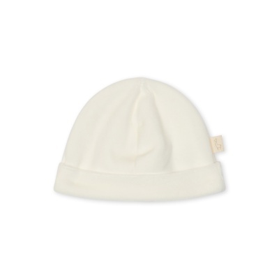 Gorro branco de tecido suave com etiqueta bege e desenho