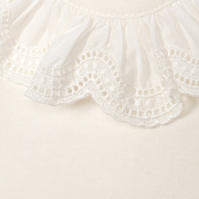 Gola redonda branca com renda delicada em tecido creme