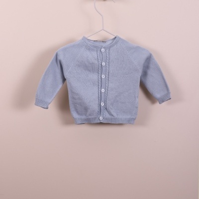 Camisola de malha azul clara infantil com botões, pendurada num cabide