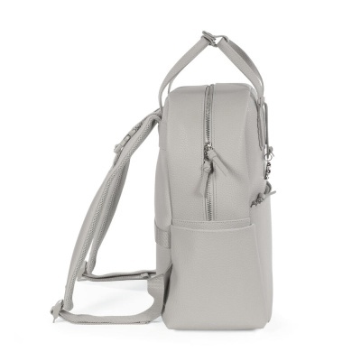 Mochila cinzenta vista lateral com alças ajustáveis e bolso lateral