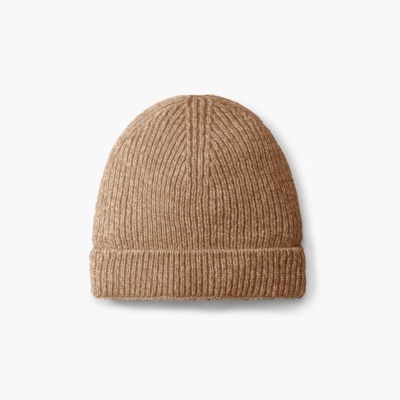 Gorro de malha castanho claro com dobra.