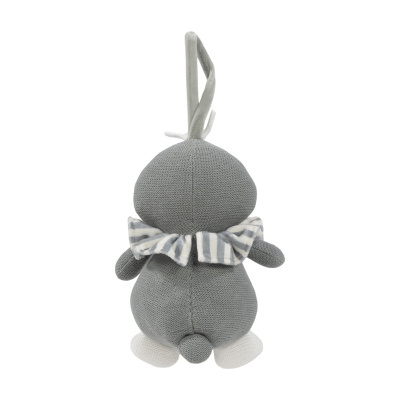 Pelúcia de coelho cinzento com laço às riscas para pendurar