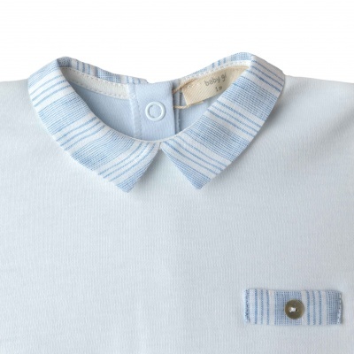 Body bebê branco com gola riscada azul e branco e bolso com botão prateado.