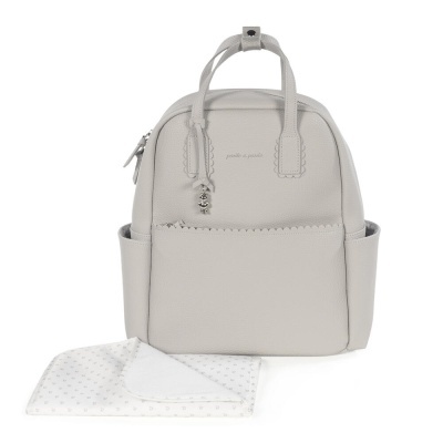 Mochila pequena cinzenta clara em pele com pendente metálico e pano branco com estrelas cinzentas