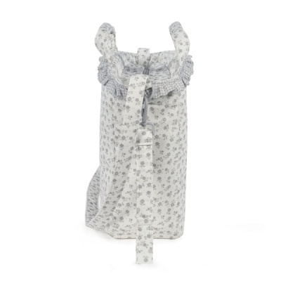 Mochila de tecido floral cinzenta e branca com folho e alças.