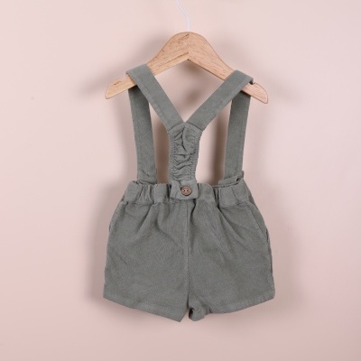 Macacão curto verde-acinzentado para bebé com alças cruzadas pendurado