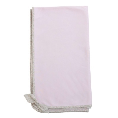 Pano rosa claro com bordas prateadas e nó no canto