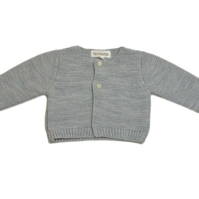 Casaco cinzento de malha para bebé com dois botões sobre fundo branco