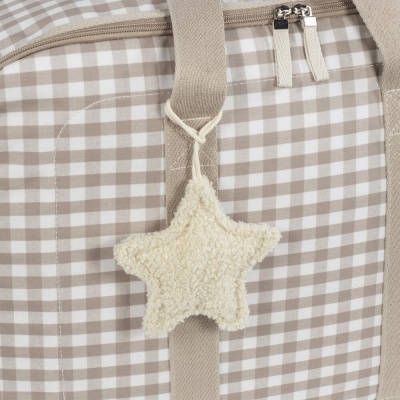 Mala xadrez creme e branco com pendente estrela felpuda