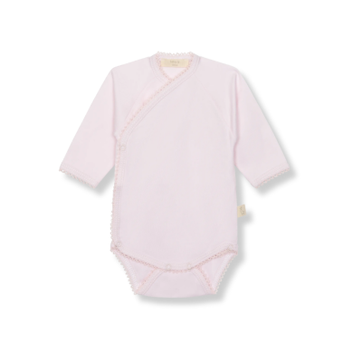 Body rosa claro para bebé com botões e renda delicada