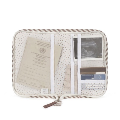 Estojo organizador branco com bolinhas castanhas aberto contendo documentos e cartões