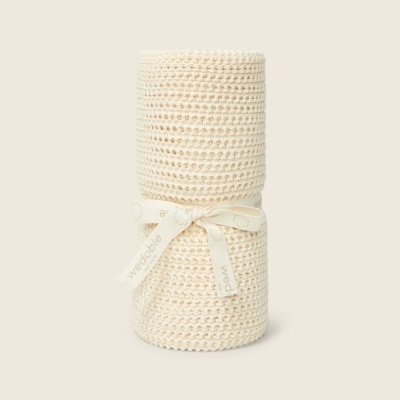 Manta enrolada cremosa com fita amarrada Weddle