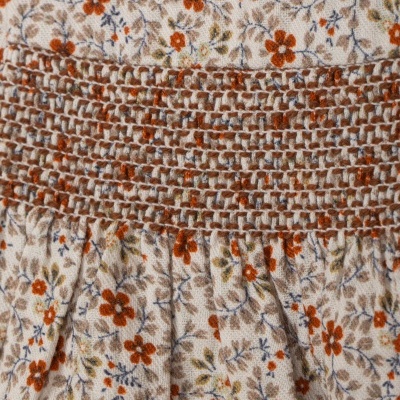 Tecido floral branco com trama laranja e renda branca bordada