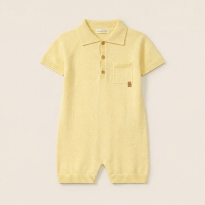 Macacão bebé amarelo claro em malha com gola tipo polo e bolso no peito