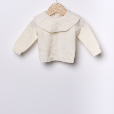 Camisola de bebé creme em malha com gola redonda larga num cabide de madeira