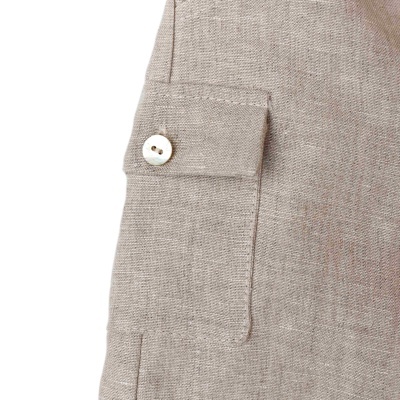 Bolso com aba e botão em tecido bege claro