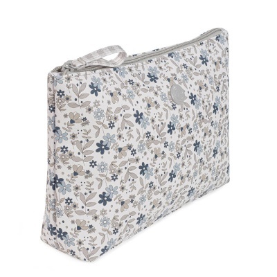 Estojo tecido estampado com flores azuis e beges com fecho e pega.