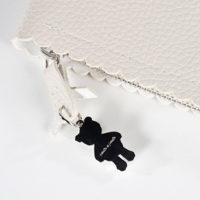 Item de couro branco com pendente ursinho preto Moschino