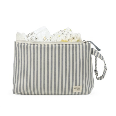 Bolsa riscada cinza e branco com fraldas e tecido estampado dentro