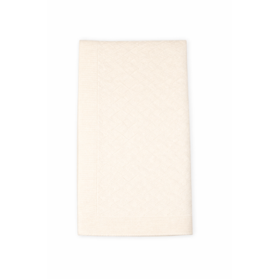 Toalha de banho branca com padrão texturizado e borda lisa