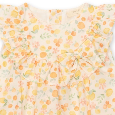Vestido de bebé com padrão floral e laço decorativo