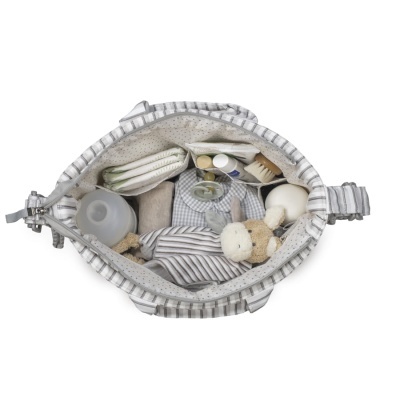 Mala às riscas cinza com artigos para bebé no interior