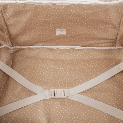 Interior de mala bege com padrão de pontos e tiras de fixação brancas