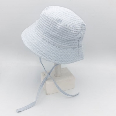 Chapéu pescador azul claro com padrão xadrez subtil e tira para amarrar